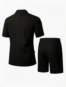 Vue arrière d'un ensemble de costume décontracté noir pour homme en tissu texturé