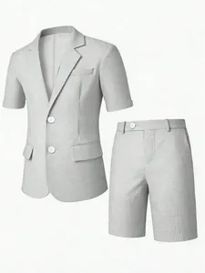 Vue détaillée d'un ensemble de costume décontracté à carreaux pour hommes avec veste et short