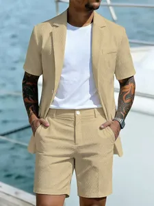 Ensemble tailleur homme beige à manches courtes style décontracté et chic d'été