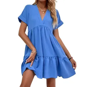 Robe babydoll bleue élégante à col en V avec ourlet à volants et manches courtes pour femmes