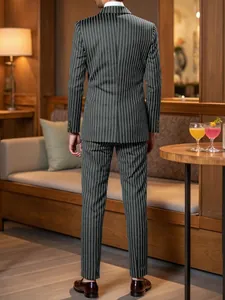 Vue arrière détaillée d'un costume à fines rayures gris foncé pour hommes pour les mariages