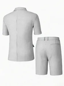 Vue arrière d'un costume d'affaires gris à carreaux pour hommes avec short