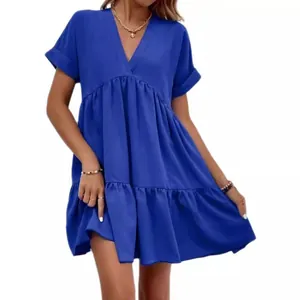 Robe courte décontractée bleu roi à col en V et ourlet à volants