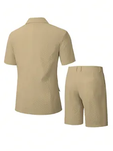 Vue arrière d'un ensemble de costume homme beige à manches courtes avec texture