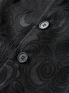 Makroansicht der schwarzen Blumen-Jacquard-Stofftextur und Knöpfe an einer Herrenweste