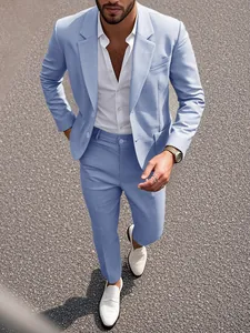 Gros plan d'un costume pour homme bleu clair porté par un mannequin sur le bitume