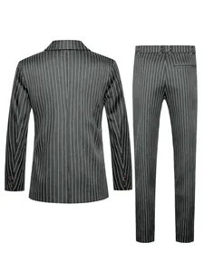 Vue arrière détaillée montrant la coupe d'un costume formel à rayures pour hommes gris