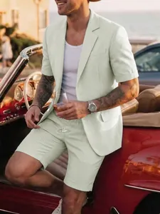 Photo de style de vie d'un ensemble blazer à manches courtes et short à carreaux