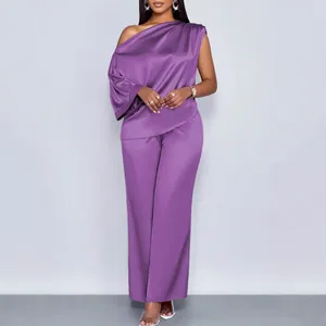 Elegante paarse satijnen tweedelige set met one-shoulder top en lange broek