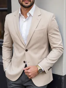Detailansicht eines hochwertigen beigen Slim-Fit-Blazers für formelle Herren-Geschäftskleidung