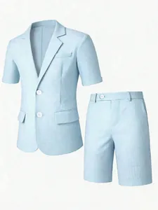 Ensemble de costume pour hommes à carreaux bleu clair avec blazer et short.