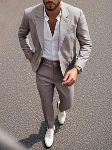 Costume professionnel gris clair ajusté pour homme présenté dans un style urbain chic