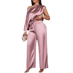 Elegant mauve tweedelig satijnen set voor dames met top met schuine hals en broek