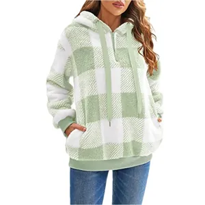 Giacca con cappuccio in peluche con motivo a quadri verdi e bianchi per la moda invernale.