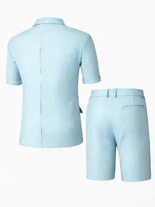 Vue arrière d'un ensemble de chemise à manches courtes et short à petits carreaux bleus.