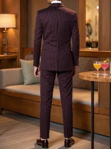 Vue arrière détaillée d'un costume rayé bordeaux pour homme, idéal pour les mariages