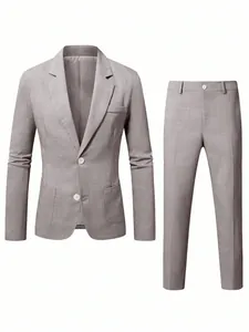 Vue détaillée d'un costume 2 pièces slim pour homme en tissu gris texturé de qualité.