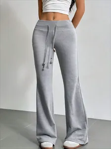Detalle de pantalones de campana grises de cintura alta con cordón ajustable y punto suave.