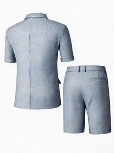 Vue arrière détaillée d'un costume d'été de qualité supérieure pour homme à carreaux de style