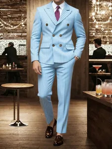 Vue complète d'un costume croisé bleu clair à rayures pour homme dans un restaurant chic