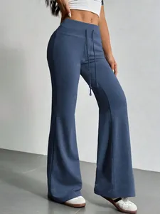 Vista detallada de los pantalones acampanados azules de mujer con cintura alta y cordón