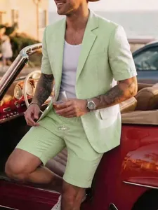 Vue détaillée d'un ensemble costume à carreaux verts à manches courtes pour homme en été