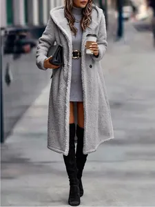 Eleganter grauer langer Damen-Fleecejacke mit Kapuze, kombiniert mit Kleid und Stiefeln
