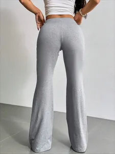 Vista trasera de pantalones acampanados grises de cintura alta que muestra el ajuste