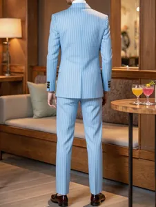 Détail de la vue arrière d'un costume élégant bleu clair à fines rayures pour hommes