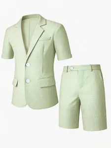 Vue détaillée d'un ensemble de costume d'été pour hommes à carreaux verts, blazer et short