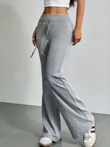 Vista detallada de pantalón de campana gris para mujer con cintura alta y cordón