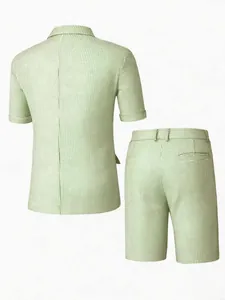 Vue arrière d'un costume homme à carreaux vert clair, veste manches courtes et short