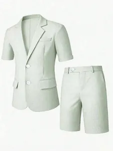 Vue complète d'un ensemble blazer à manches courtes et short à carreaux vert clair.