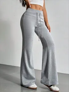 Primer plano del pantalón de campana gris para mujer de talle alto con cordón ajustable