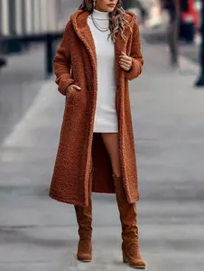 Eleganter langer Damen-Teddy-Mantel mit Kapuze in Terrakotta, weißem Kleid und Stiefeln.