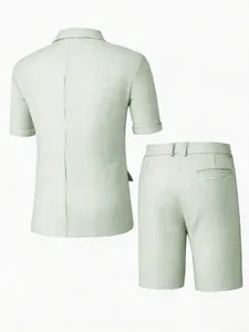Vue arrière d'un ensemble complet blazer à manches courtes et short à carreaux