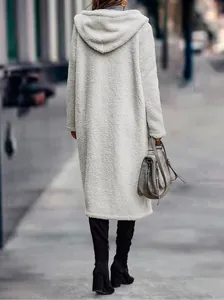 Rückansicht langer weißer Plüsch-Kapuzenjacke mit kuscheliger Teddy-Fleece-Textur