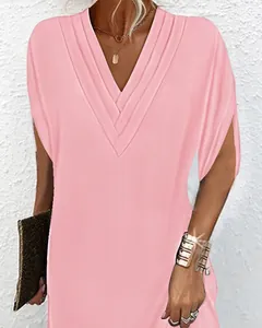 Elegantes rosa Kleid mit V-Ausschnitt, Faltenkragen und Fledermausärmeln für den Sommer