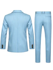 Vue arrière d'un costume pour homme bleu clair à fines rayures avec veste et pantalon