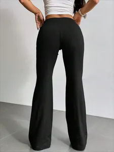 Vista trasera de pantalones acampanados negros de cintura alta con corte ajustado