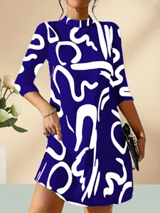 Modisches marineblaues Minikleid mit weißem abstraktem Pinseldruck und 3/4-Ärmeln.