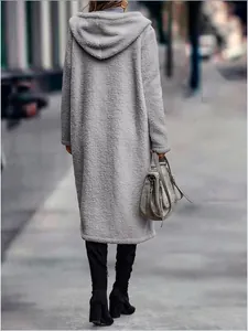 Rückansicht einer langen grauen Fleece-Kapuzenjacke für Damen in städtischer Umgebung.