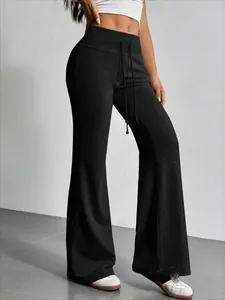 Detalle de los pantalones de campana de cintura alta con cordón ajustable para mujer