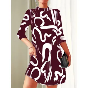 Elegantes Herbstkleid mit weißem abstraktem Print auf Burgunderrot, Stehkragen und 3/4-Ärmeln.