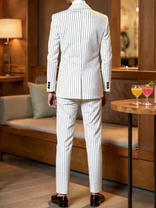 Vue arrière d'un costume blanc à rayures fines pour hommes, idéal pour les mariages.