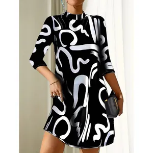 Elegantes schwarzes Kleid mit weißem abstraktem Muster, stilvolle Herbstmode für Damen