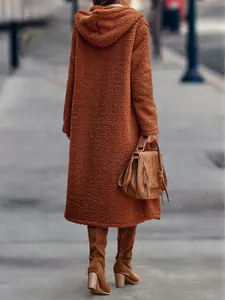 Detailansicht der Rückseite eines langen braunen Teddy-Fleece-Kapuzenmantels für Damen.