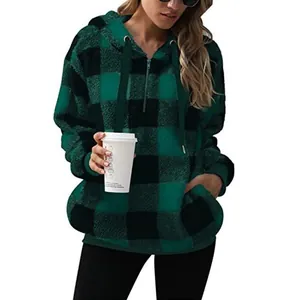 Dettaglio felpa in pile a quadri da donna con mezza zip e cappuccio con coulisse regolabile