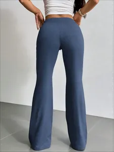 Vista trasera detallada de leggings azules acampanados de cintura alta con textura jaspeada.