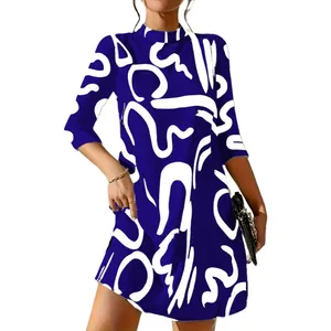 Modisches Damen-Herbstkleid mit blau-weißem Abstraktmuster und 3/4-Ärmeln.